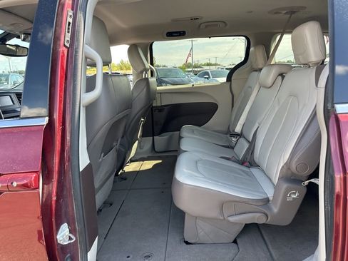 Used 2017 Chrysler Pacifica Touring-L image 18