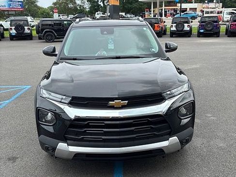 Used 2023 Chevrolet TrailBlazer LT w/ Convenience Package AWD/4WD image 2