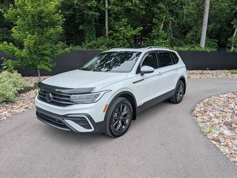 Certified 2023 Volkswagen Tiguan SE w/ Panoramic Sunroof Package FWD image 1