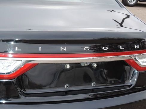 Used 2018 Lincoln Continental Select image 10