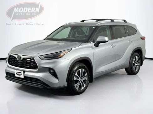 Used 2022 Toyota Highlander XLE AWD/4WD image 1