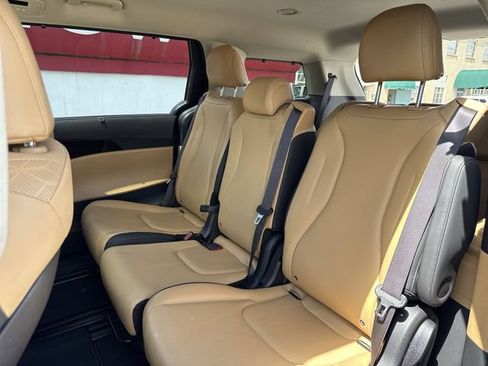 Used 2024 Kia Carnival EX FWD image 22