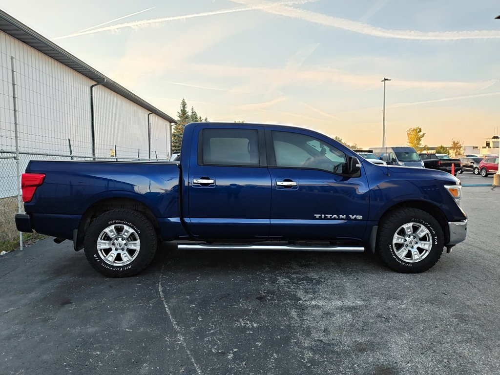Used 2018 Nissan Titan SV w/ SV Convenience Package AWD/4WD image 11