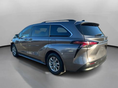 Used 2022 Toyota Sienna XLE w/ XLE Plus Package FWD image 13