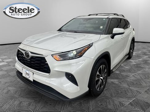 Used 2022 Toyota Highlander XLE FWD image 1