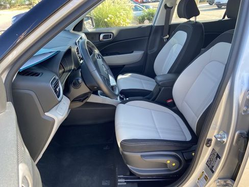 Used 2025 Hyundai Venue SEL FWD image 34