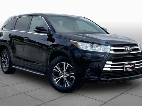 Used 2019 Toyota Highlander LE FWD image 3