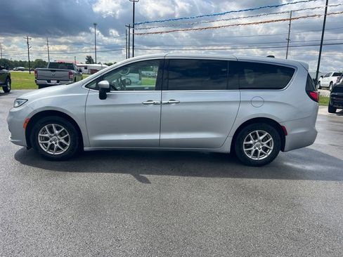 Used 2023 Chrysler Pacifica Touring-L FWD image 2