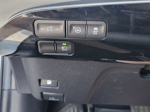Used 2019 Toyota Prius XLE AWD/4WD image 21