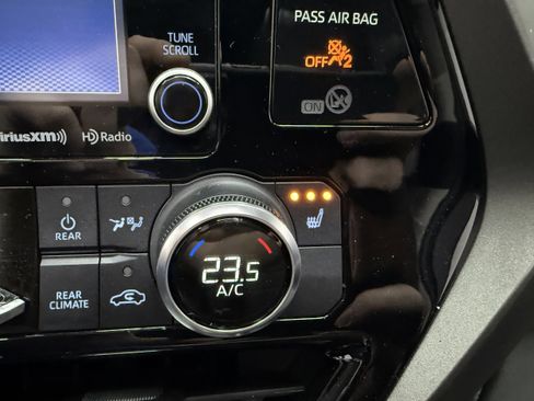Used 2022 Toyota Highlander XLE AWD/4WD image 18