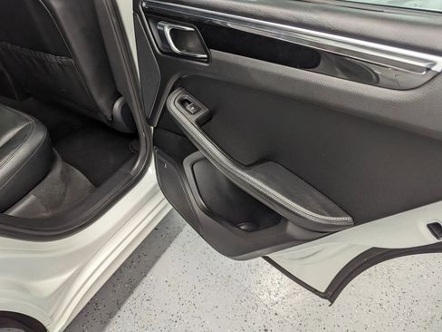 Used 2015 Porsche Macan Turbo image 20