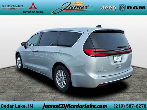 Used 2024 Chrysler Pacifica Touring-L FWD image 3