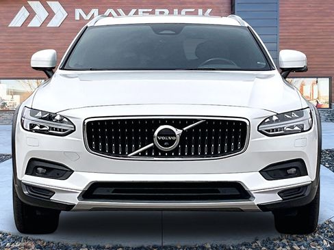 Used 2022 Volvo V90 B6 Cross Country AWD/4WD image 2