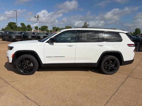 Used 2023 Jeep Grand Cherokee L Laredo image 2