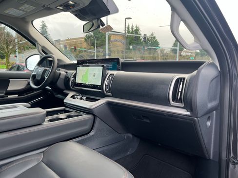 Used 2025 Ford Expedition Active image 16