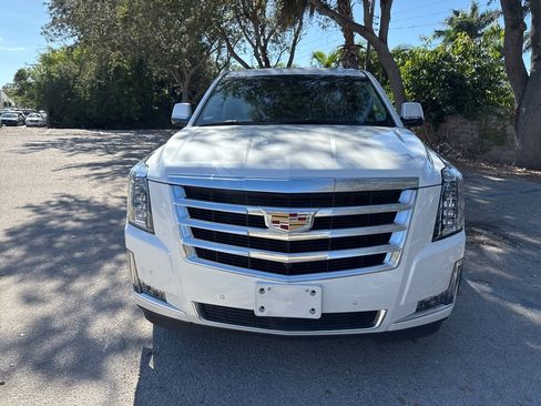 Used 2019 Cadillac Escalade ESV Premium Luxury image 2