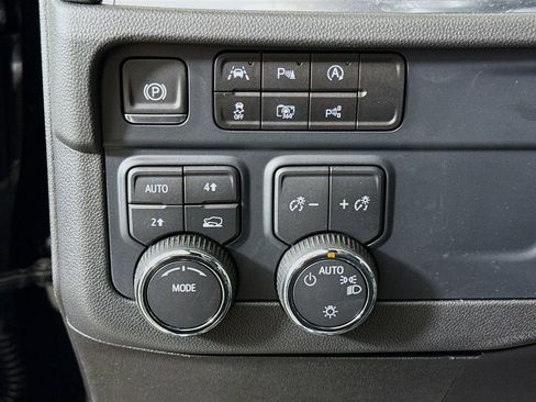 Used 2025 Chevrolet Suburban LT AWD/4WD image 10