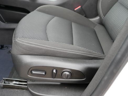 Used 2024 GMC Terrain SLE w/ Driver Convenience Package image 20