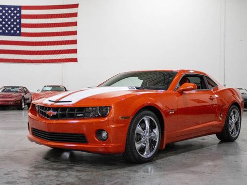 Used 2010 Chevrolet Camaro SS w/ RS Package RWD image 3