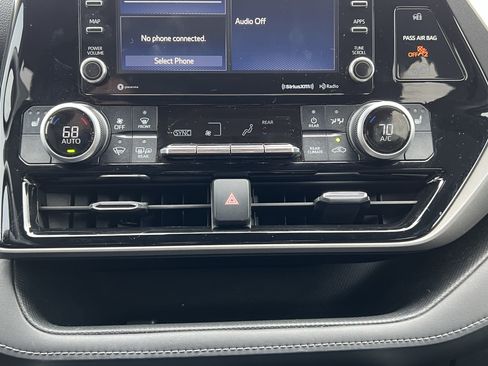 Used 2020 Toyota Highlander XLE image 30