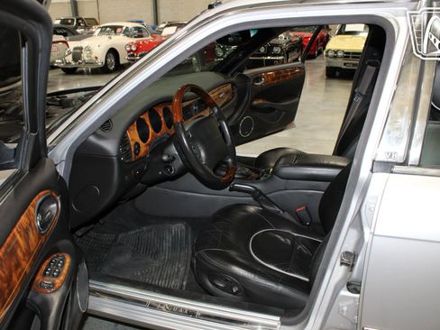 Used 2002 Jaguar XJ8 L Vanden Plas image 6