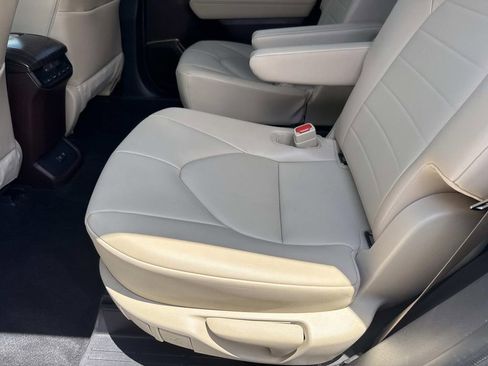 Used 2021 Toyota Highlander XLE FWD image 16