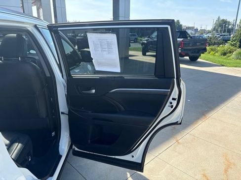 Used 2019 Toyota Highlander Limited Platinum AWD/4WD image 31