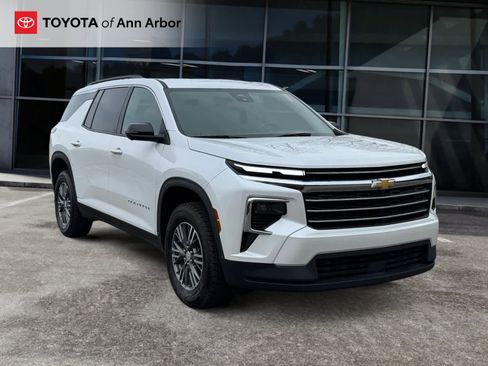 Used 2025 Chevrolet Traverse LT w/ Driver Confidence Package image 1