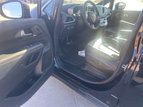 Used 2025 Chrysler Pacifica Select w/ Uconnect Theater Family Group image 18