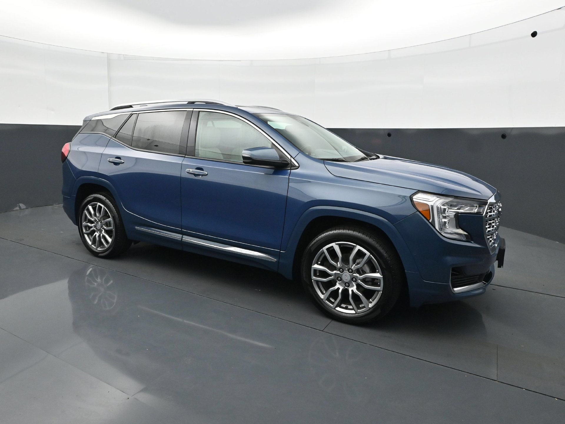 Used 2024 GMC Terrain Denali w/ Denali Premium Package AWD/4WD image 9