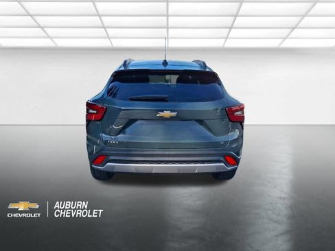 Used 2025 Chevrolet Trax LT FWD image 4
