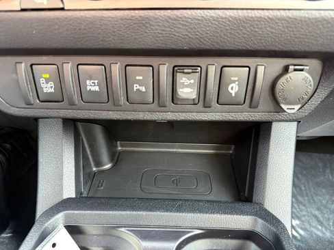 Used 2017 Toyota Tacoma TRD Sport AWD/4WD image 29