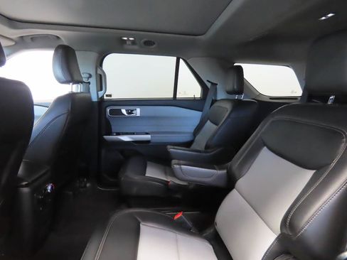 Used 2023 Ford Explorer XLT w/ Equipment Group 202A RWD image 17