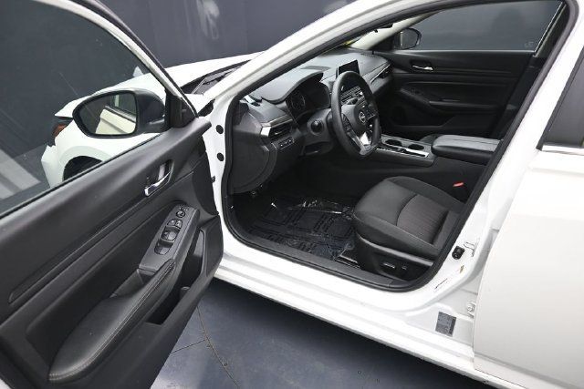 Used 2025 Nissan Altima 2.5 SV FWD image 11