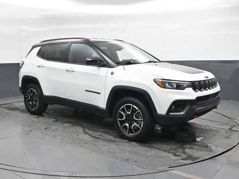 Used 2025 Jeep Compass Trailhawk AWD/4WD image 4