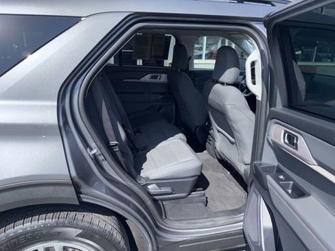 Used 2025 Ford Explorer Active AWD/4WD image 11