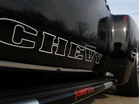 Used 2004 Chevrolet SSR w/ Preferred Equipment Group image 9