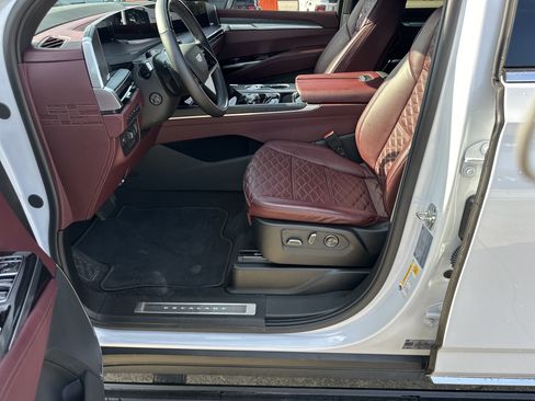 Certified 2026 Cadillac Escalade ESV Luxury w/ LPO, Radiant Package AWD/4WD image 10
