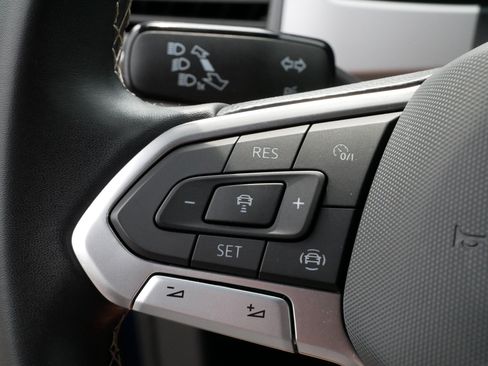 Certified 2023 Volkswagen Atlas Cross Sport SE w/ Panoramic Sunroof Package AWD/4WD image 25
