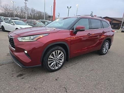 Used 2023 Toyota Highlander Platinum image 3