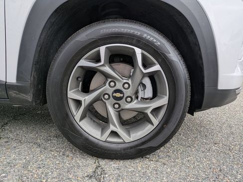 Used 2025 Chevrolet Trax LT FWD image 12