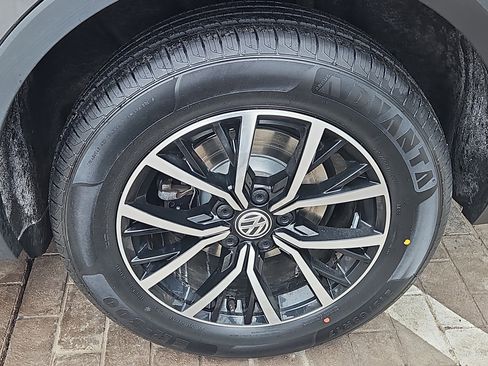 Used 2021 Volkswagen Tiguan SE w/ Panoramic Sunroof Package image 26