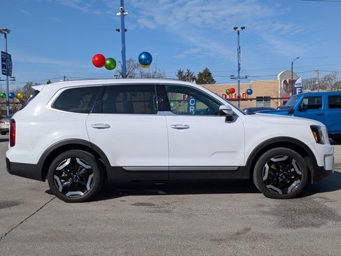 Used 2025 Kia Telluride S FWD image 3