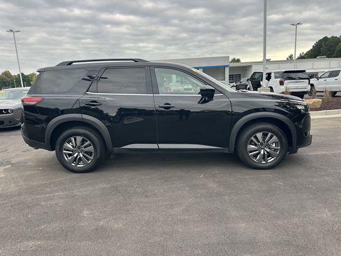 Used 2025 Nissan Pathfinder SV AWD/4WD image 9