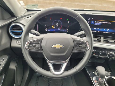 Used 2025 Chevrolet Trax LT w/ LT Convenience Package image 16