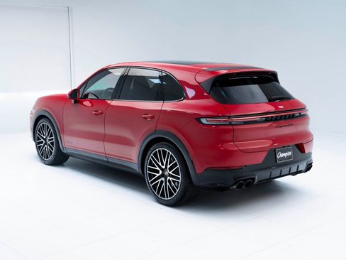 Used 2025 Porsche Cayenne GTS image 3