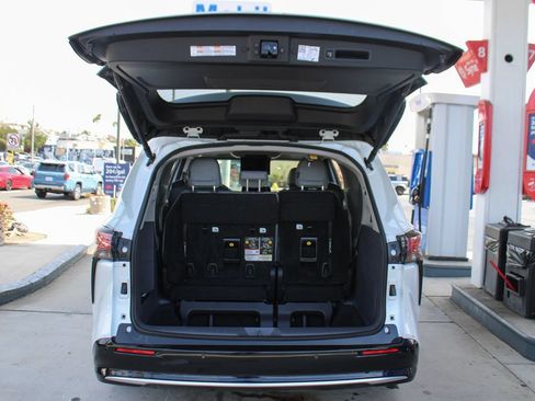Used 2024 Toyota Sienna Limited FWD image 29