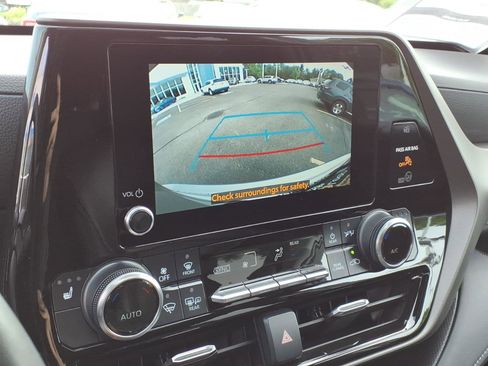Used 2023 Toyota Highlander XLE AWD/4WD image 21