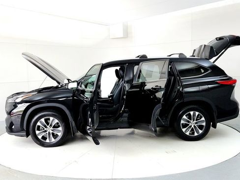 Used 2023 Toyota Highlander XLE AWD/4WD image 10