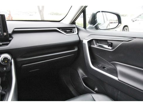 Used 2021 Toyota RAV4 XLE Premium FWD image 10